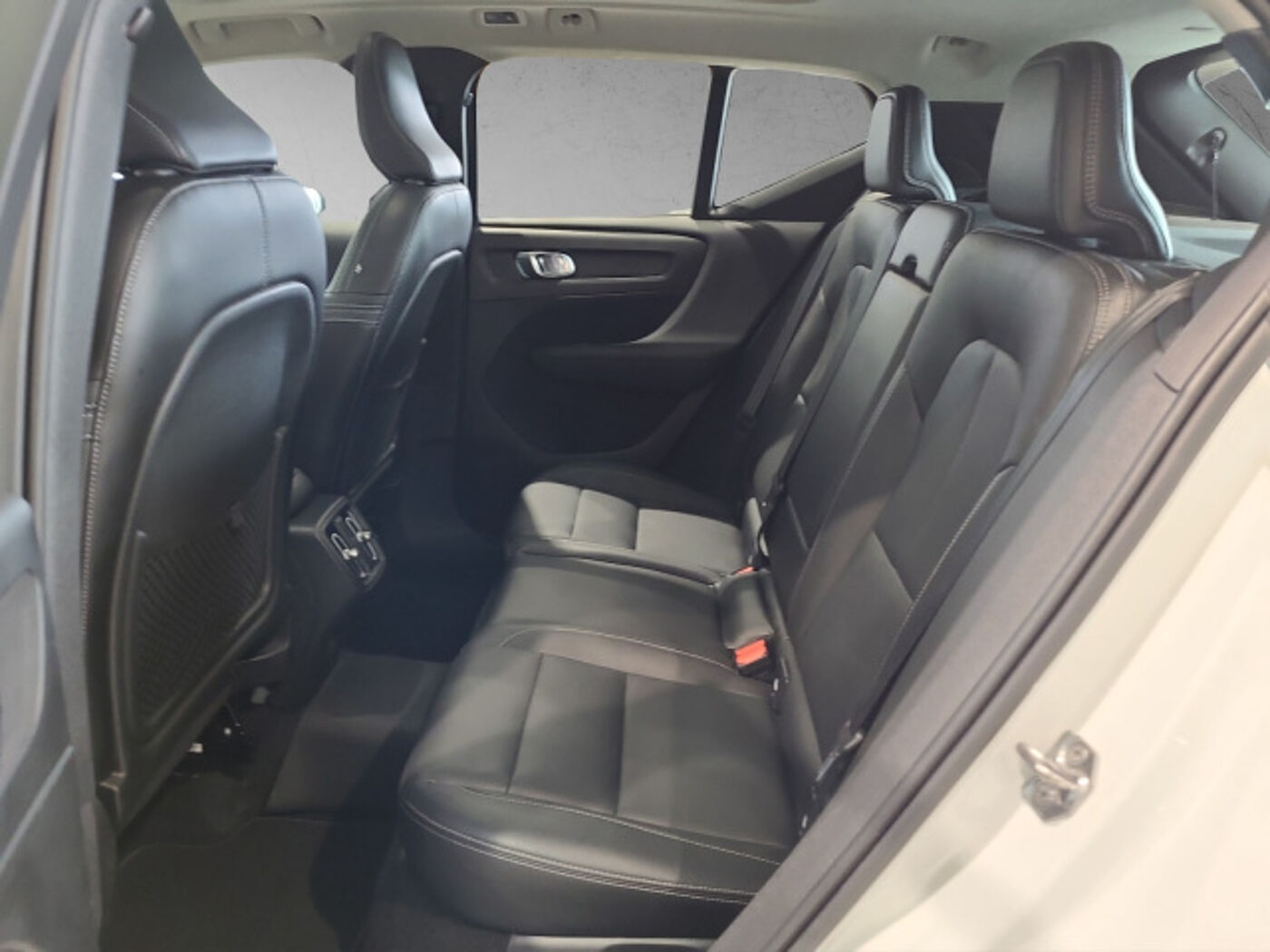 Volvo  XC 40 Momentum AWD Bluetooth Navi LED Vollleder Klima Einparkhilfe el. Fenster