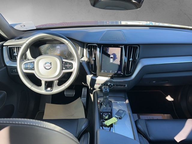 Volvo  XC 60 R Design 2WD Bluetooth Navi LED Klima Standhzg Einparkhilfe el. Fenster