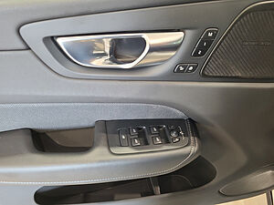 Volvo  XC 60 R Design 2WD Bluetooth Navi LED Klima Einparkhilfe el. Fenster
