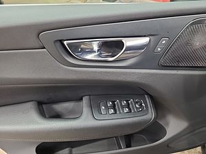 Volvo  XC 60 Momentum Pro AWD Bluetooth Navi LED Vollleder Klima Einparkhilfe el. Fenst